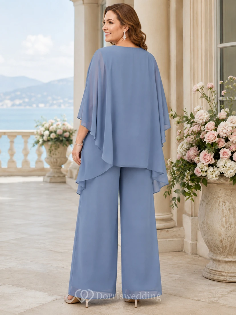 Stahlblauer, figurbetonter Chiffon-Hosenanzug in Übergröße mit weitem Bein, Rundhalsausschnitt, geschlitzten Cape-Ärmeln und asymmetrischem Lagen-Schnitt – perfekt für die Mutter der Braut. view 2