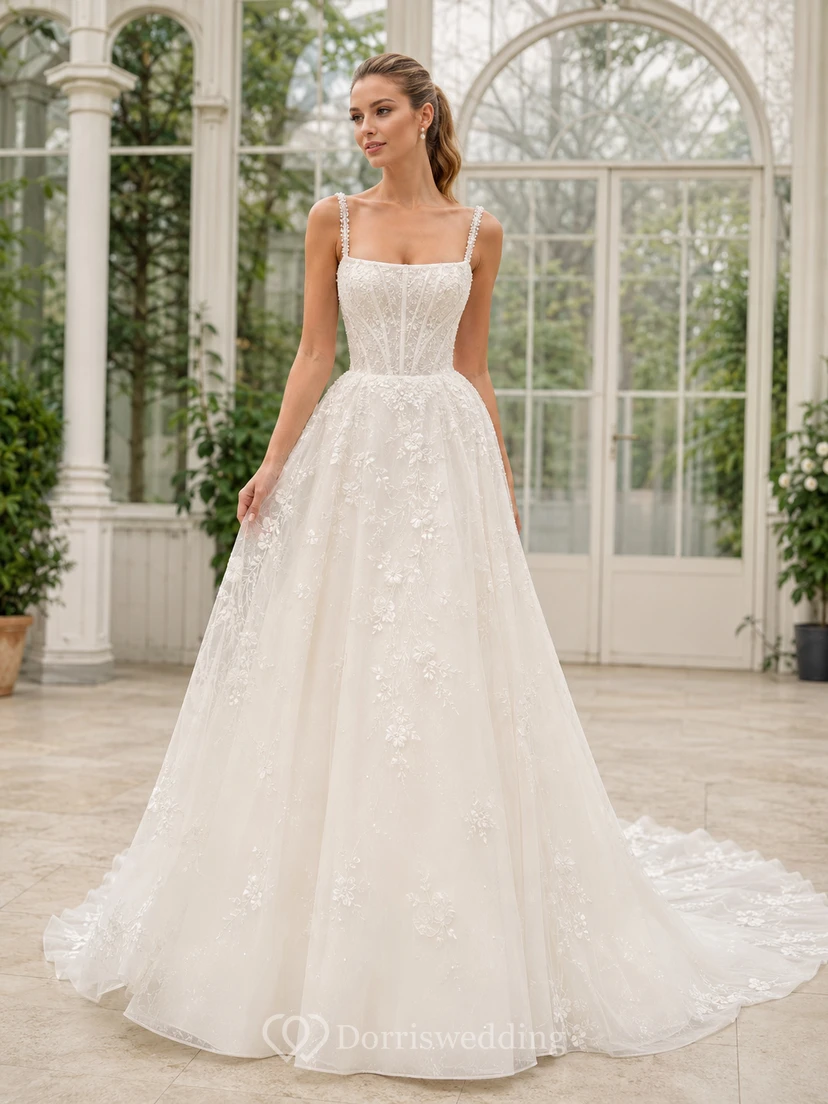 Robe de mariée traditionnelle en dentelle et tulle, col carré, sans manches, coupe trapèze, traîne chapelle, applications florales, idéale pour un mariage à destination.