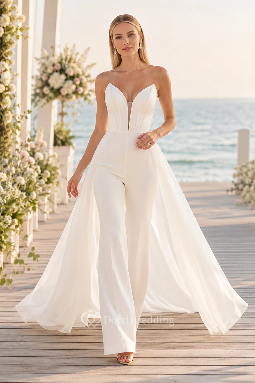 Combinaison de mariée blanche sans bretelles avec surjupe en tulle et traîne