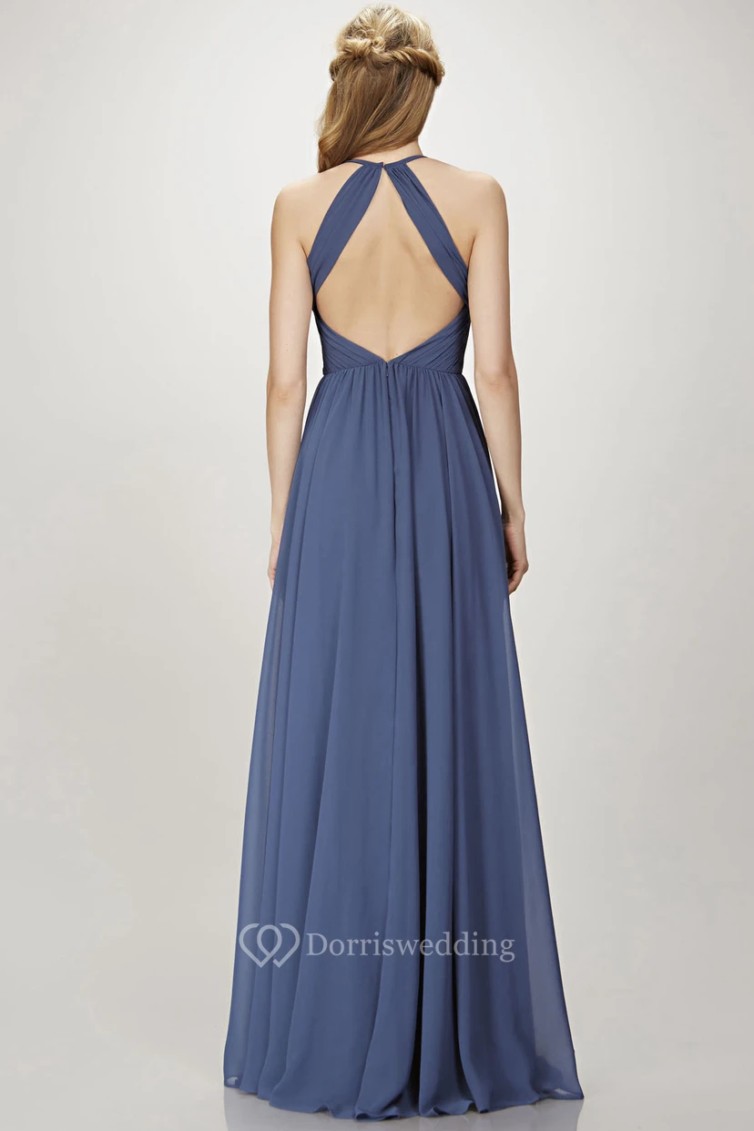 Robe de demoiselle d'honneur bleue en mousseline de soie, coupe trapèze, dos nu plissé, sans manches, avec décolleté en A et dos en forme de goutte. view 2