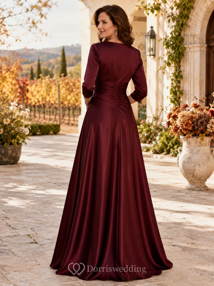 Burgunderfarbenes, schlichtes A-Linien-Kleid aus Satin mit V-Ausschnitt, Dreiviertelärmeln und Raffungen in Bodenlänge – ideal für die Mutter des Bräutigams view 2