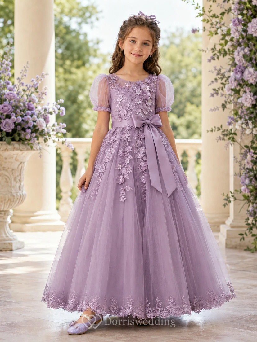 Lavendelfarbenes A-Linien-Kleid aus Tüllspitze für Blumenmädchen mit kurzen Ärmeln, Rundhalsausschnitt, wadenlangem Rock und Schleifendetail.