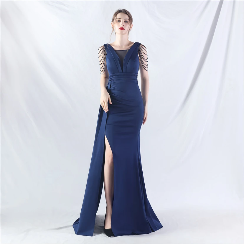 Ein Abendkleid aus insgesamt 8 Farben, gefertigt mit aufwendiger Satinfalttechnik und Perlenstickerei. view 46