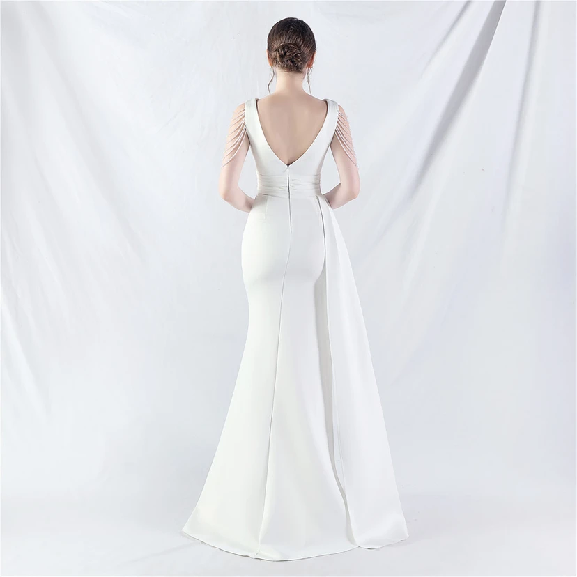 Ein Abendkleid aus insgesamt 8 Farben, gefertigt mit aufwendiger Satinfalttechnik und Perlenstickerei. view 60