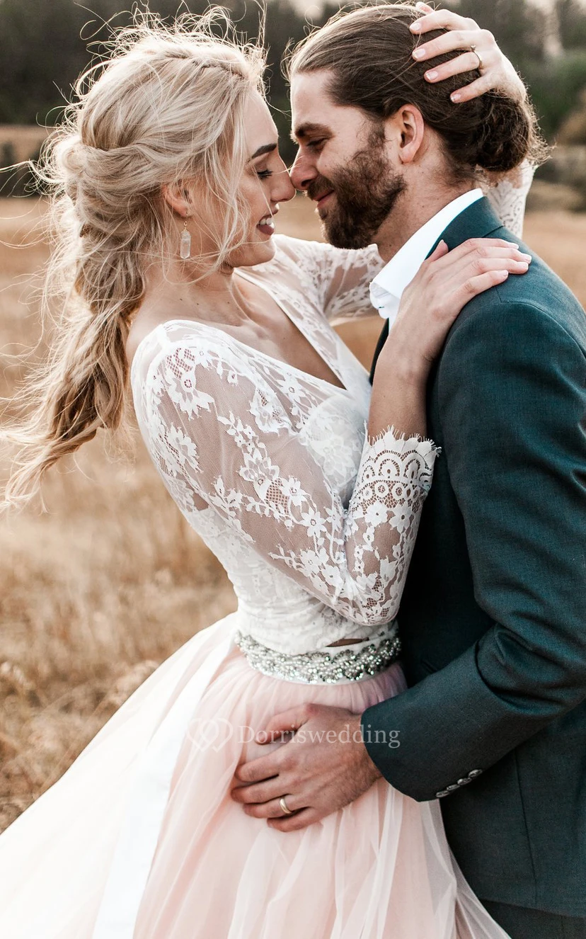 Vestido de gala elegante de novia con cola larga de tul y encaje, mangas tres cuartos y cinta. view 3