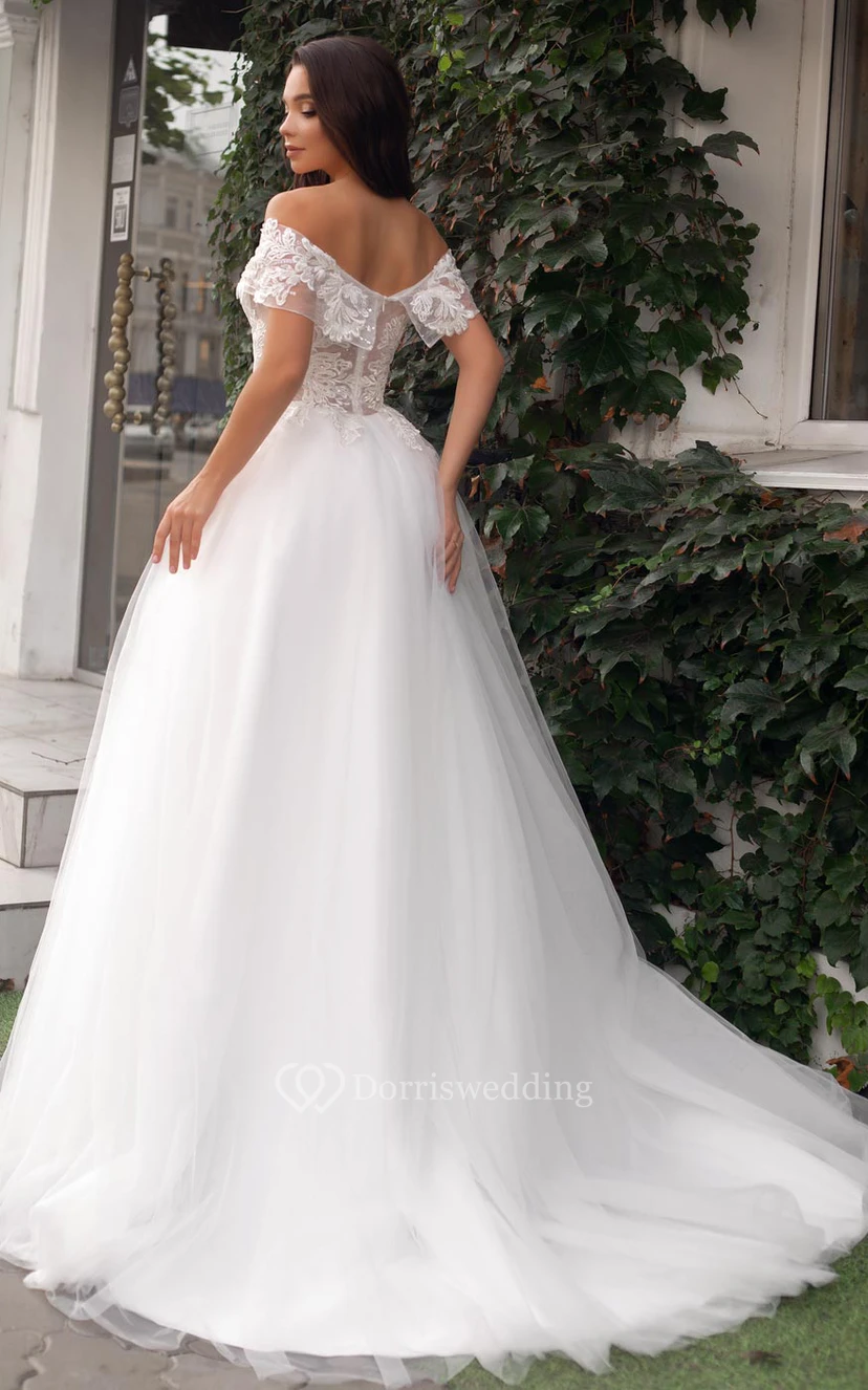 Robe de bal décontractée à épaules dénudées, en tulle, avec traîne et fronces. view 2