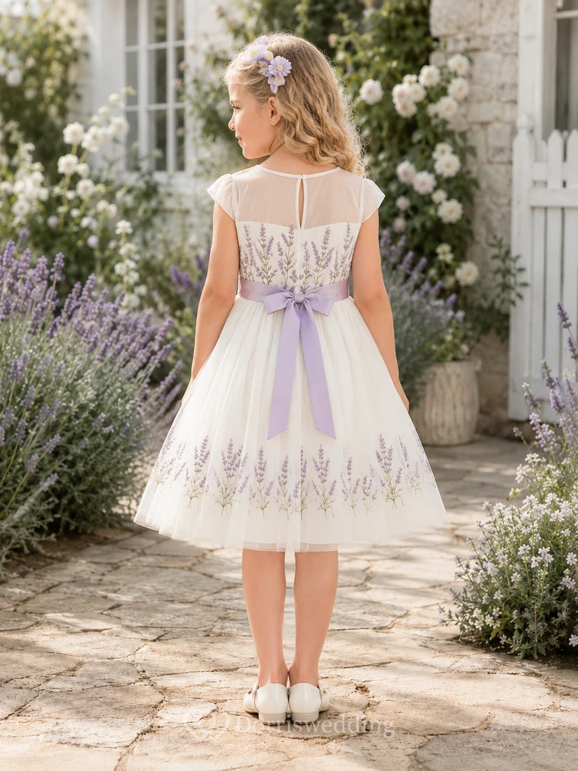 Robe de demoiselle d'honneur à motif brin de lavande, manches courtes, jupe trapèze en tulle brodé, ceinture à nouer et longueur thé. view 2