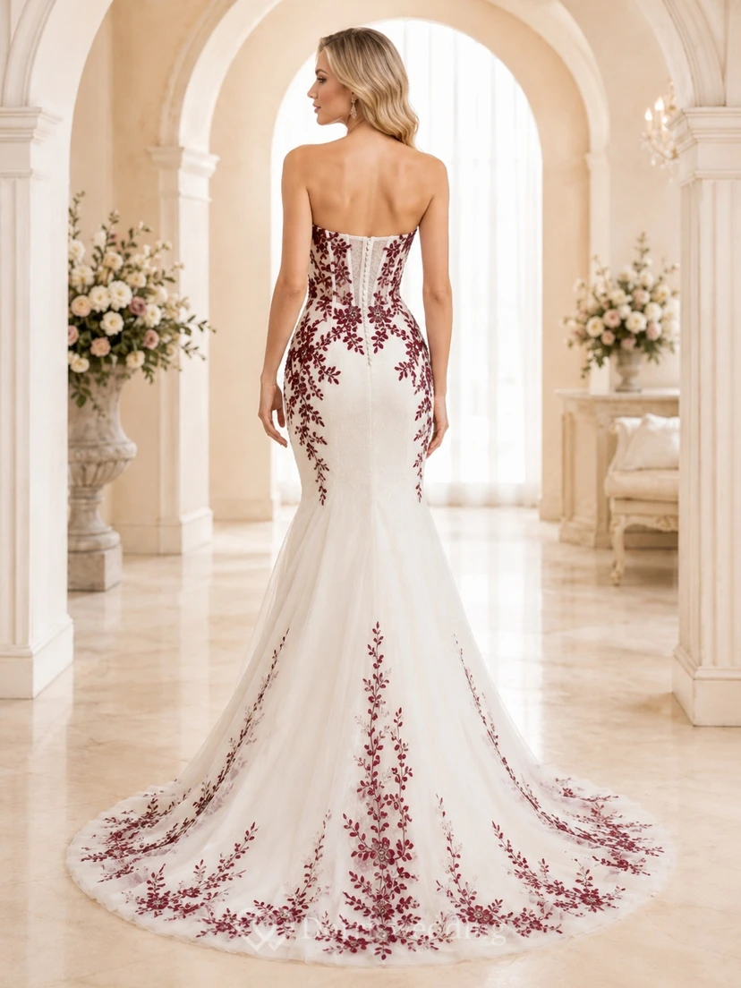 Elegantes, burgunderrotes, trägerloses Brautkleid mit Herzausschnitt, bestickter Spitze und Meerjungfrauen-Schleppe view 2