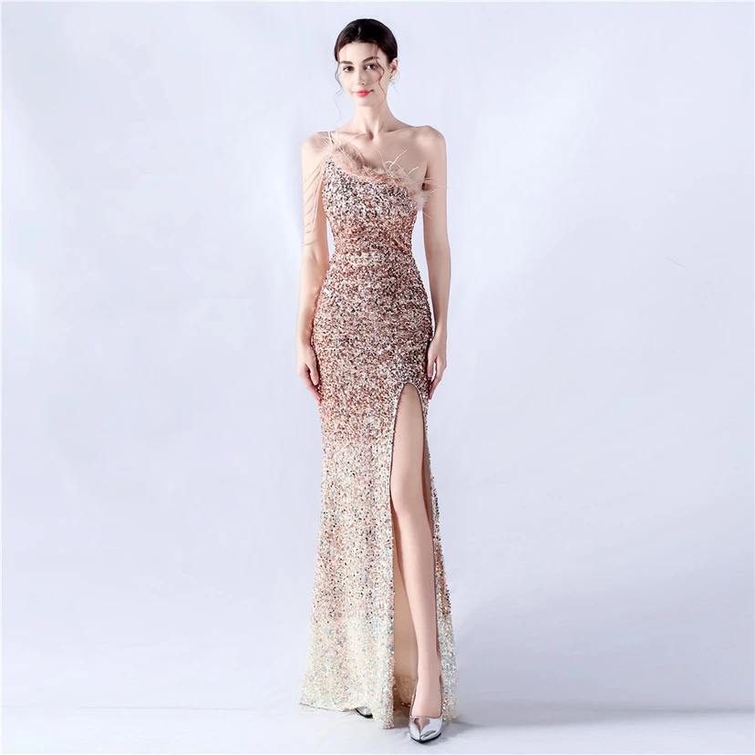 Robe de soirée longue à une épaule, ornée de plumes d'autruche, de perles et de sequins, avec col asymétrique et fente haute. view 58