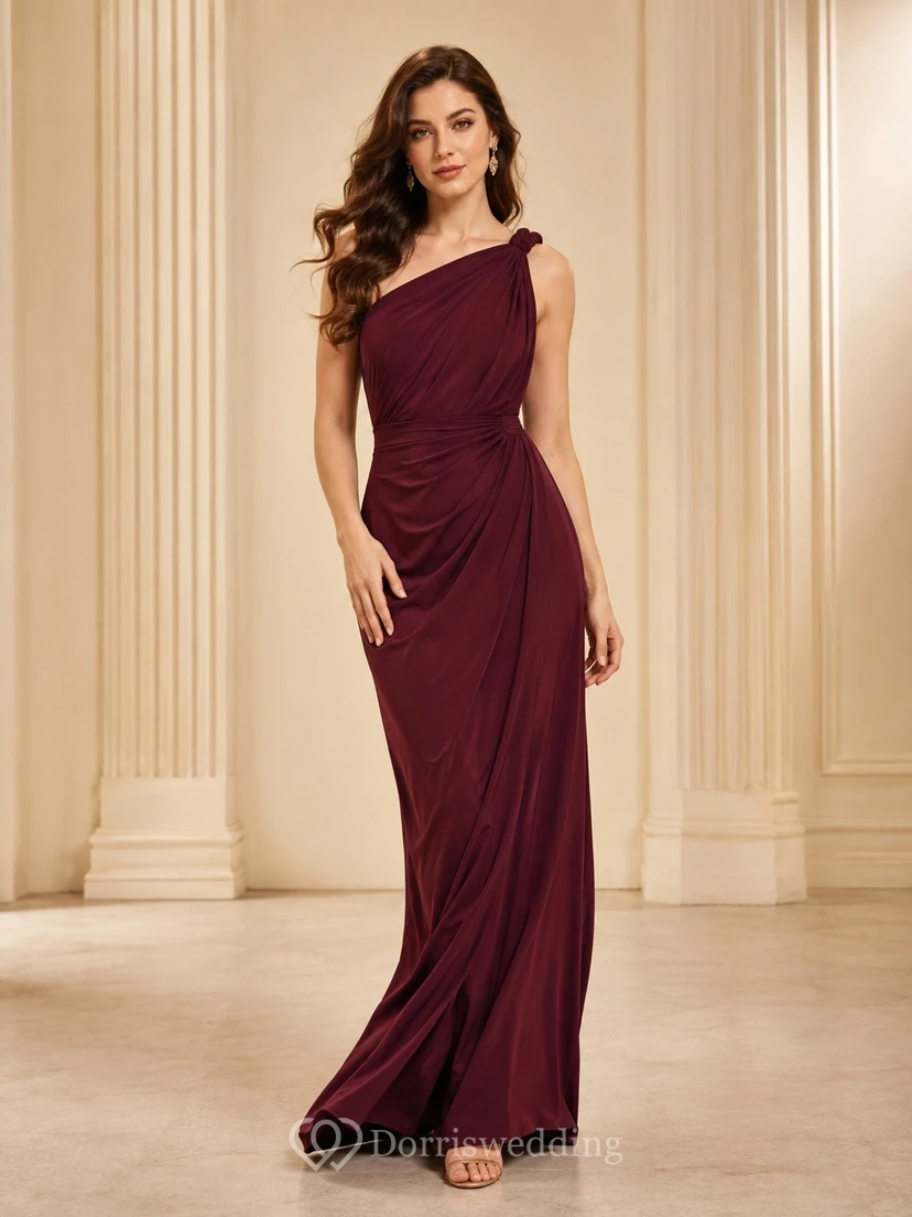 Vestido de noche drapeado sin mangas y con un solo hombro de jersey color burdeos