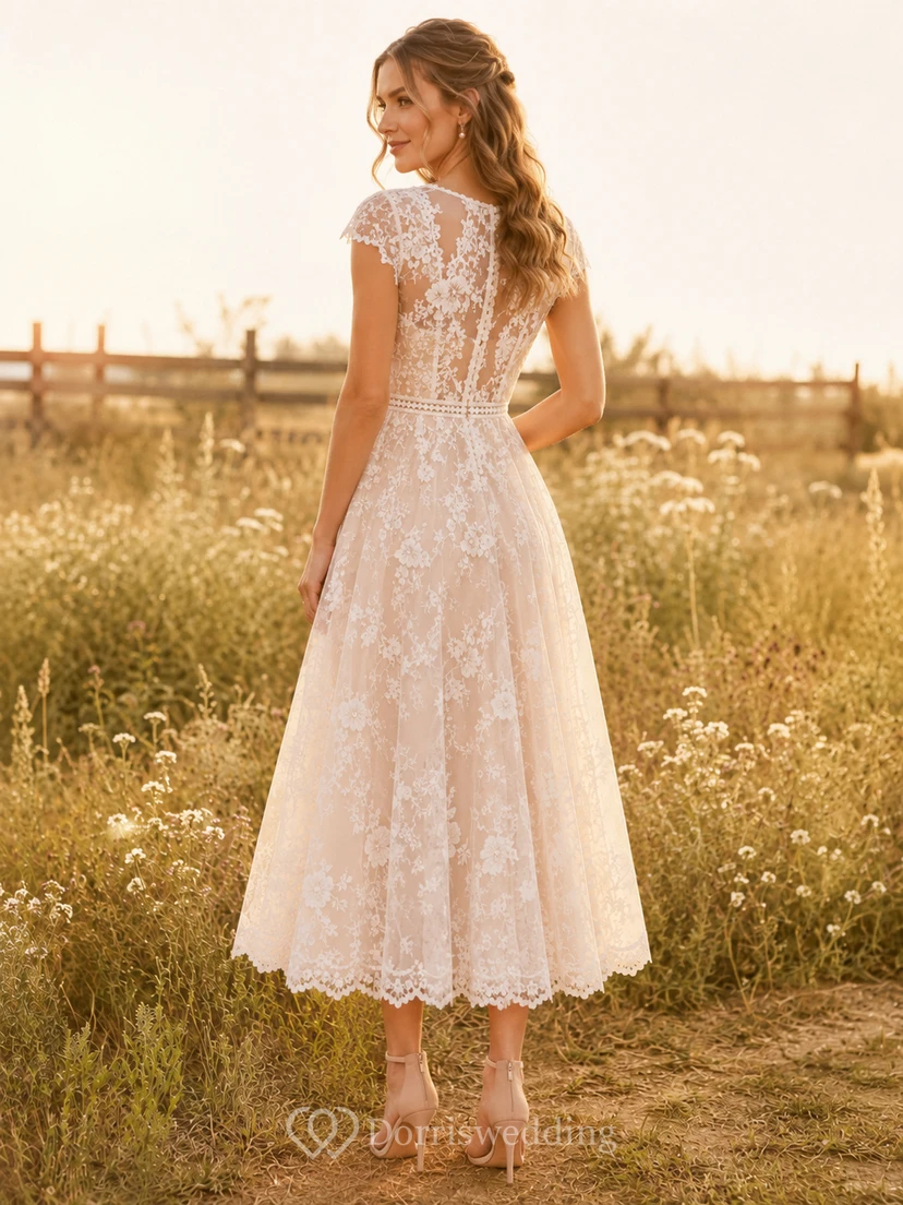 Vestido de novia bohemio de encaje con escote en V y mangas cortas, largo hasta la rodilla, estilo campestre, ideal para bodas en jardines. view 2