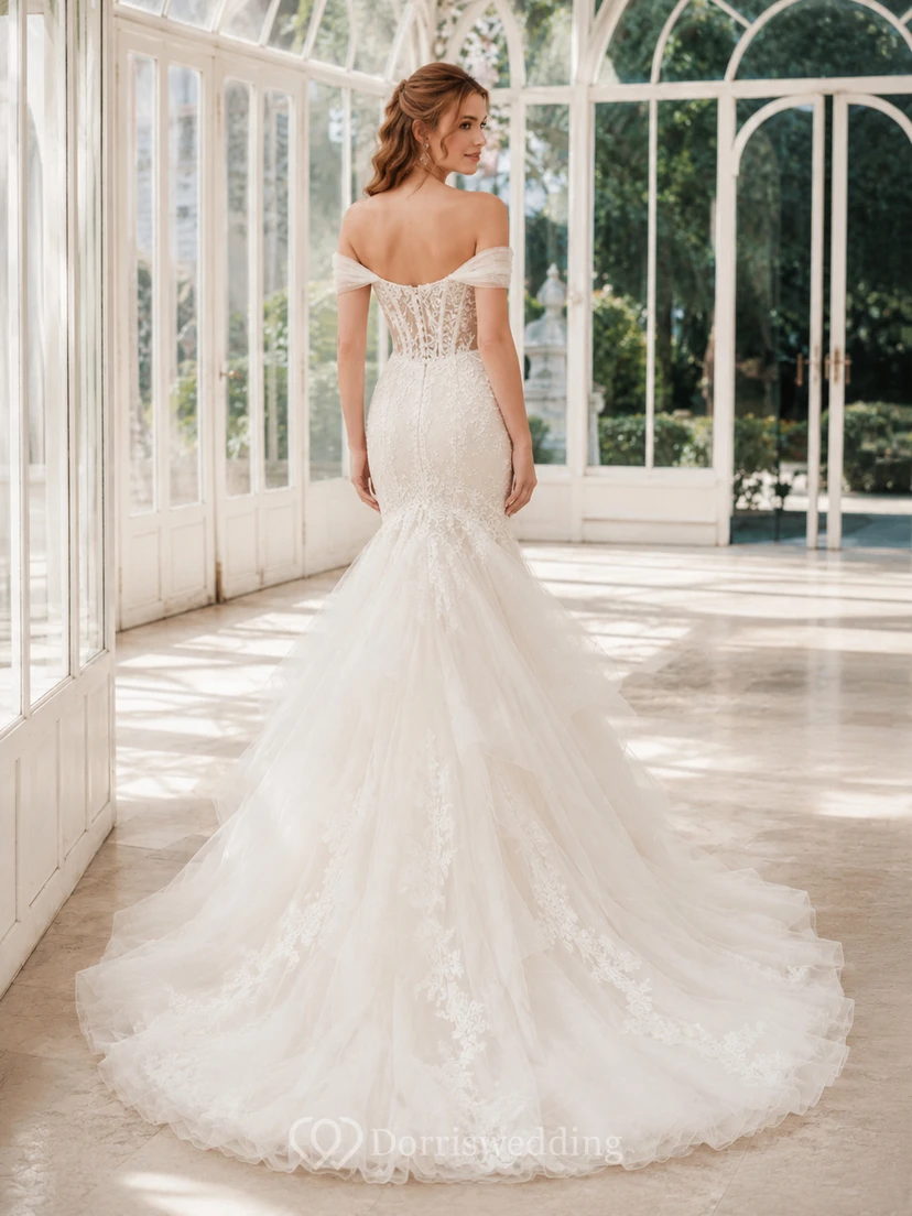 Robe de mariée élégante en dentelle et tulle, épaules dénudées, manches courtes, coupe sirène, traîne chapelle, applications florales et dos nu view 2