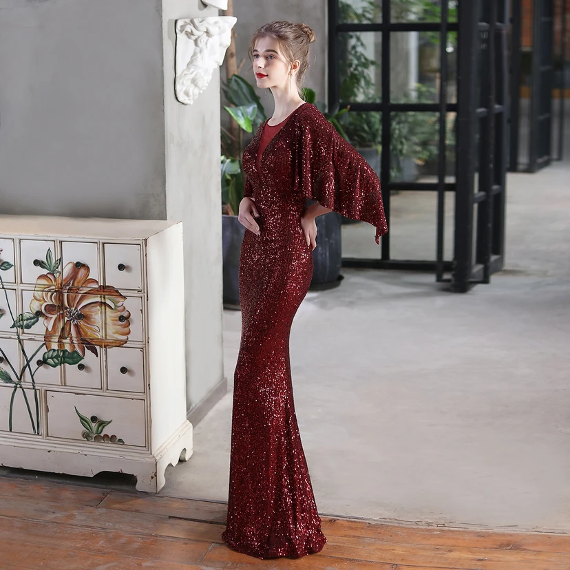 Robe de soirée élégante à paillettes, style sirène, ailes d'ange, idéale pour un banquet ou une réunion. Mannequin automobile. Robe de soirée d'été. view 48