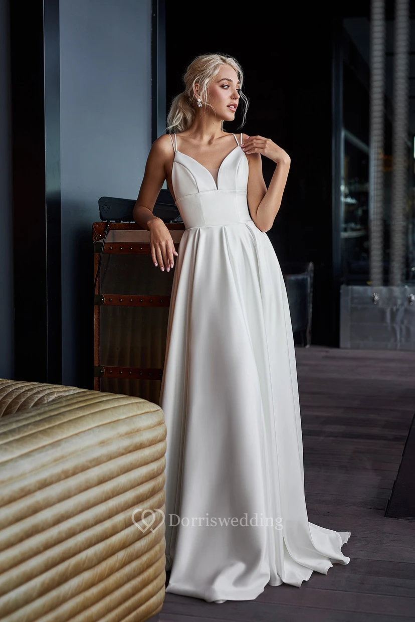 Schlichtes Empire-Etui-Brautkleid aus Satin
