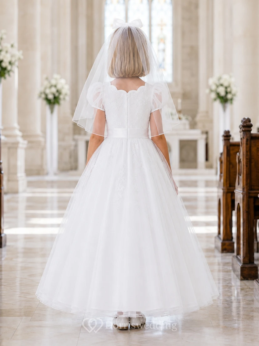 Weißes Kommunionkleid aus mehrlagigem Tüll mit Muschelkanten, Puffärmeln und Muschelsaum view 2