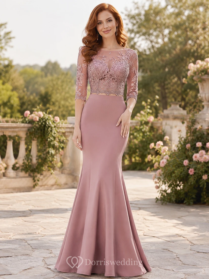 Vestido de gala largo de encaje con escote barco, mangas ilusión y cola larga, color rosa empolvado, estilo sirena.