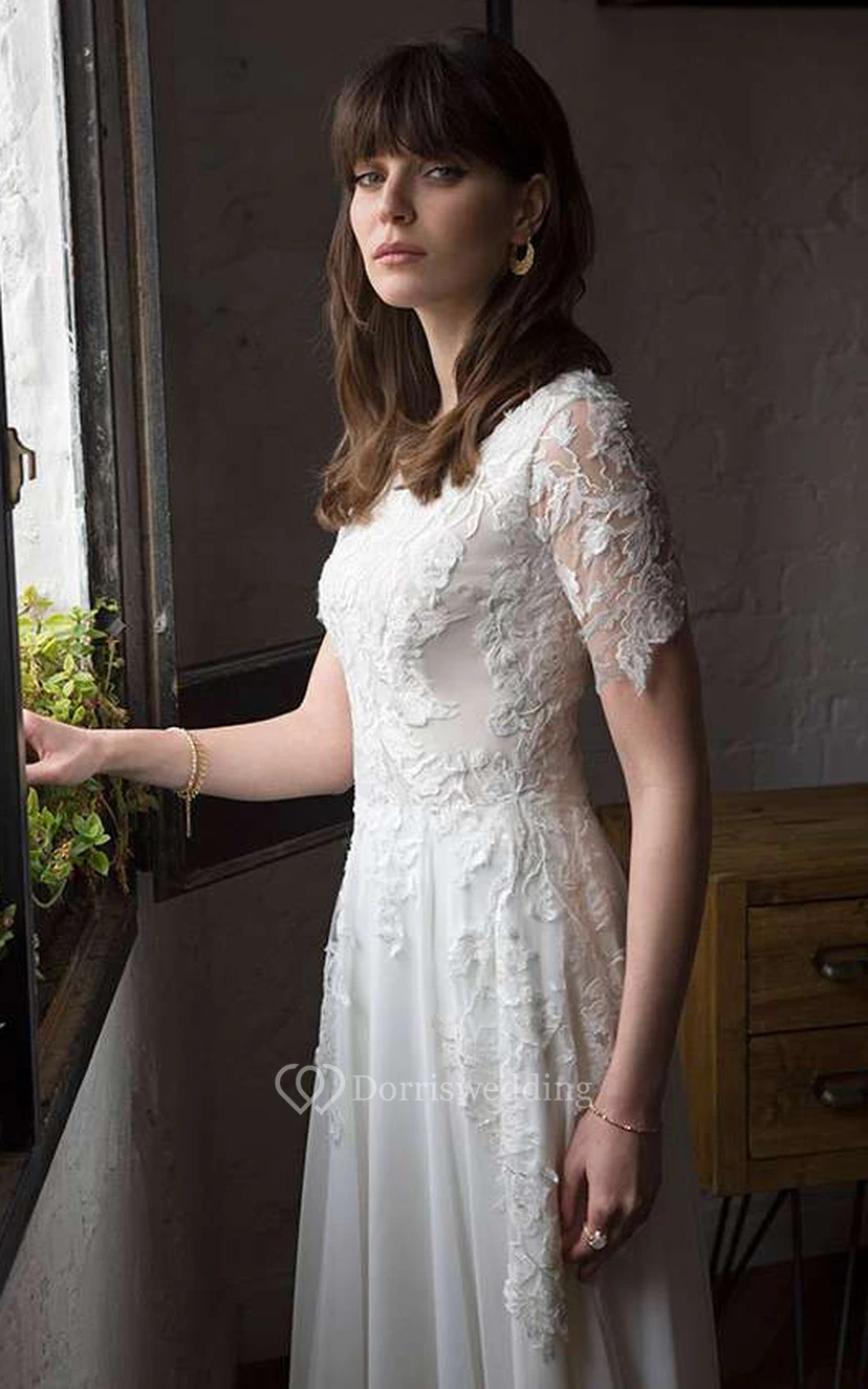 Robe de mariée moderne en dentelle, coupe trapèze, manches courtes, longueur au sol, ornée d'appliqués view 3