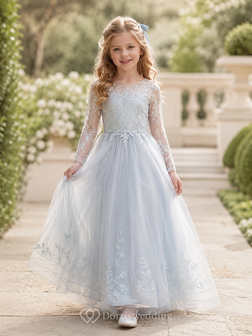Vestido de niña de flores de manga larga, tul azul con encaje, corte en A, cuello joya y falda hasta el suelo.