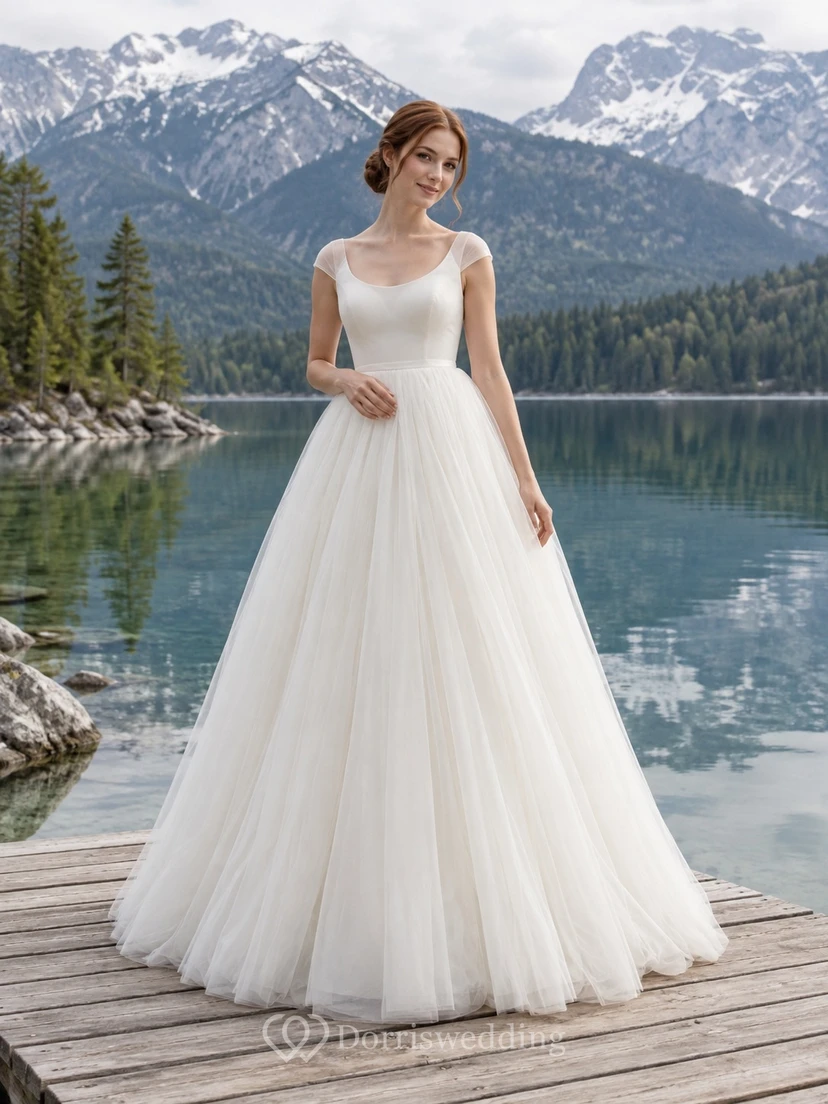 Vestido de novia sencillo de corte A, escote redondo, manga corta y cola de tul.