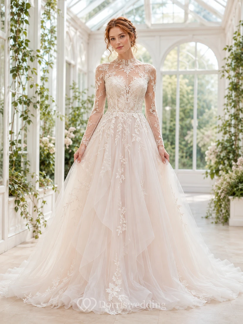 Robe de mariée modeste en dentelle et tulle, coupe sirène, col rond, manches longues et traîne chapelle.