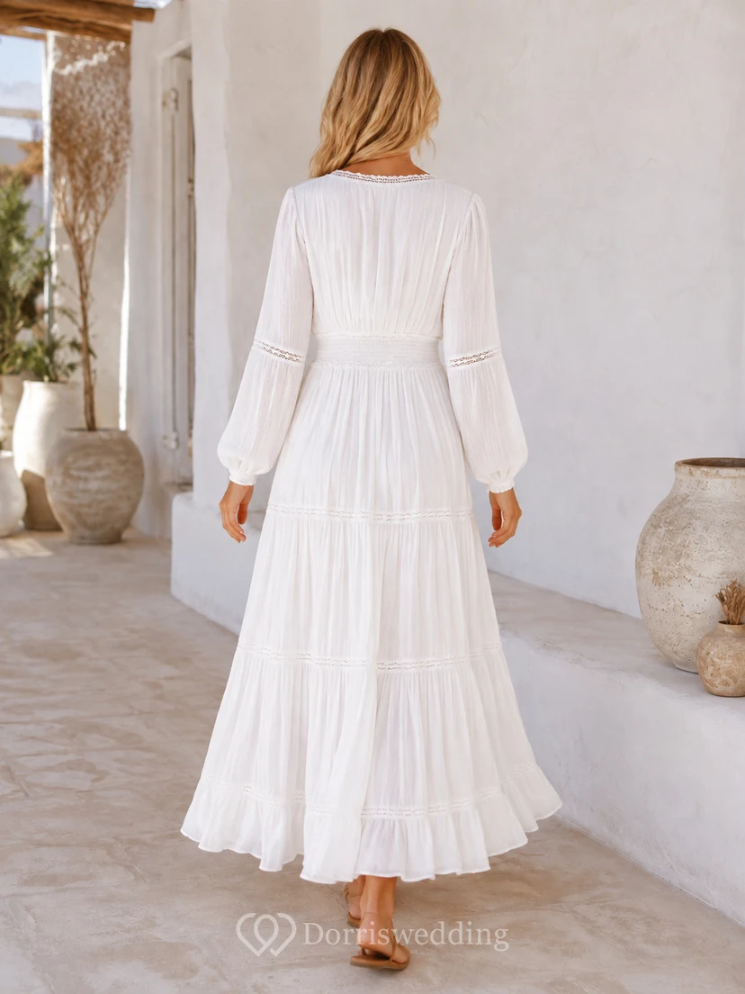 Robe de mariée bohème de plage en mousseline de soie et dentelle à volants, col en V et manches bouffantes view 2