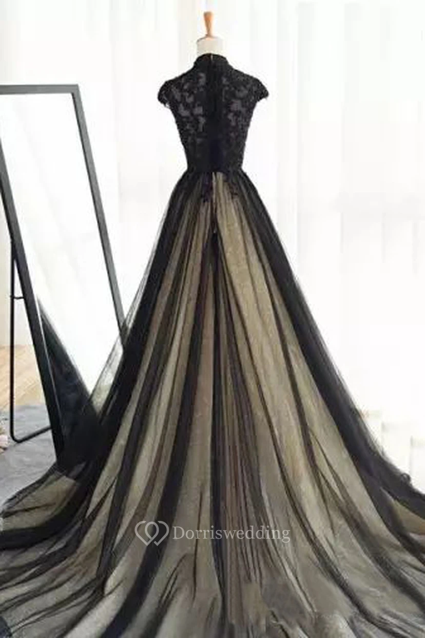 Robe de mariée trapèze en dentelle et tulle, col montant, manches courtes, traîne courte, ornée d'appliques et de plis view 2