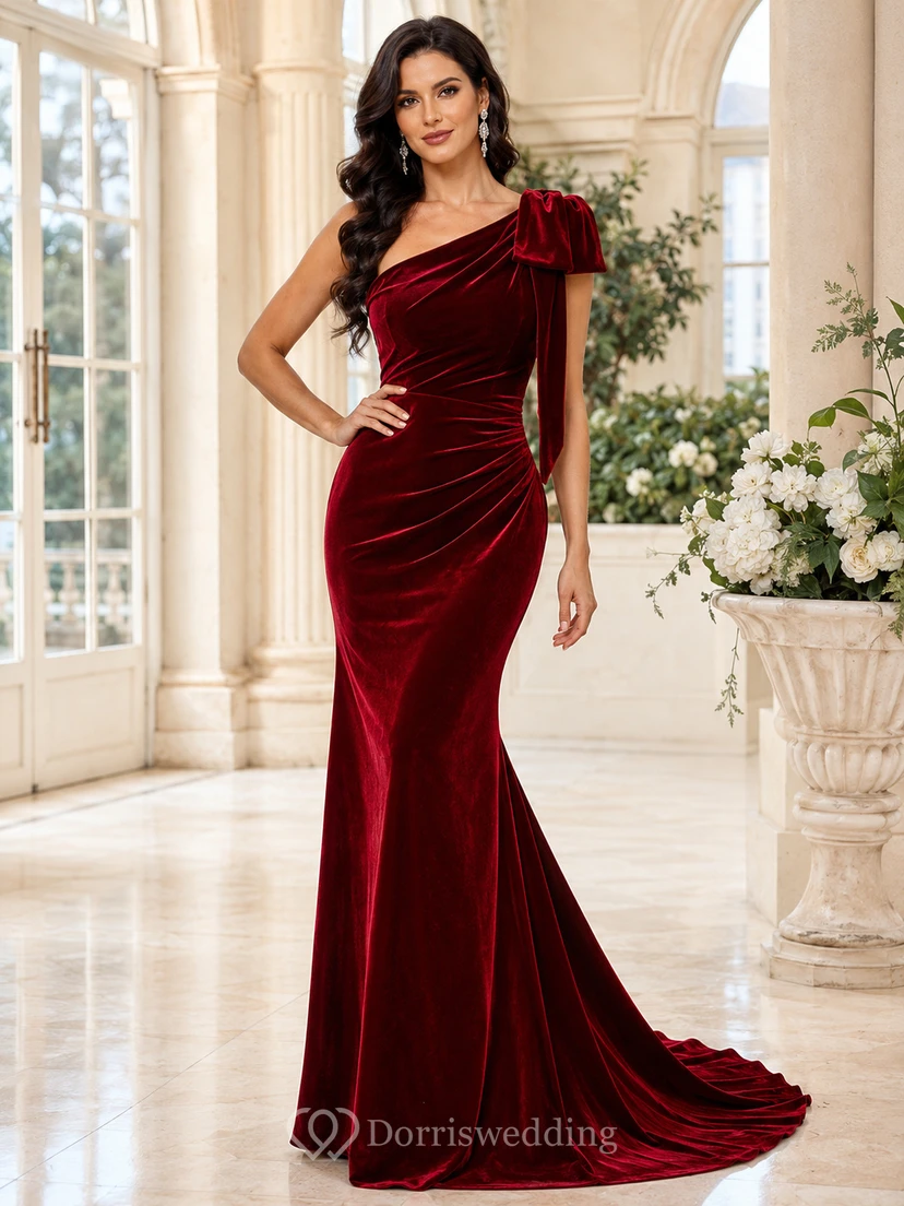 Robe d'invitée bordeaux asymétrique en velours à traîne sirène.