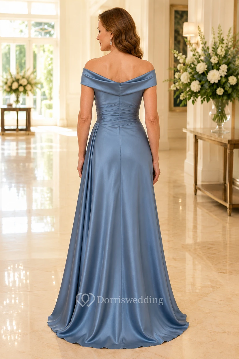 Robe mère bleu acier en satin, coupe trapèze, épaules dénudées et drapé sur le côté view 2