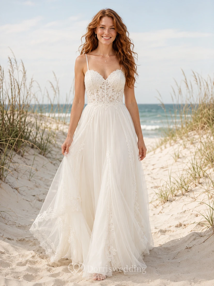 Robe de mariée en dentelle et tulle, coupe trapèze, col rond, manches courtes, traîne courte