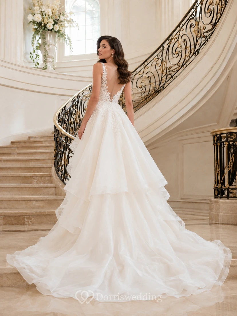 Robe de mariée de bal spectaculaire à décolleté cœur en tulle superposé, asymétrique, pour réception. view 2