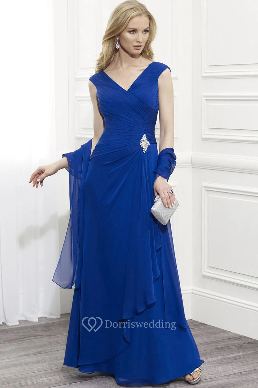 Robe longue en mousseline drapée sans manches à col en V, ornée d'une broche, idéale pour la mère de la mariée