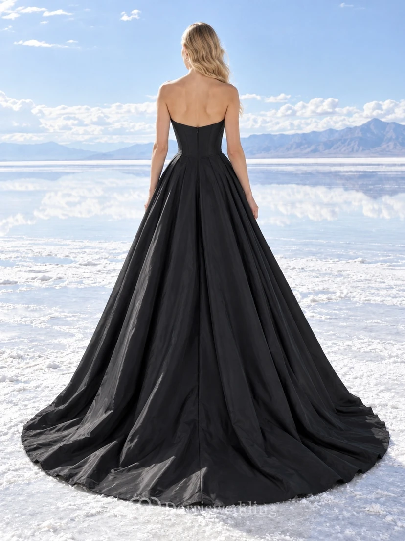 Sencillo vestido de novia negro sin tirantes de tafetán con escote corazón y corte en A view 2