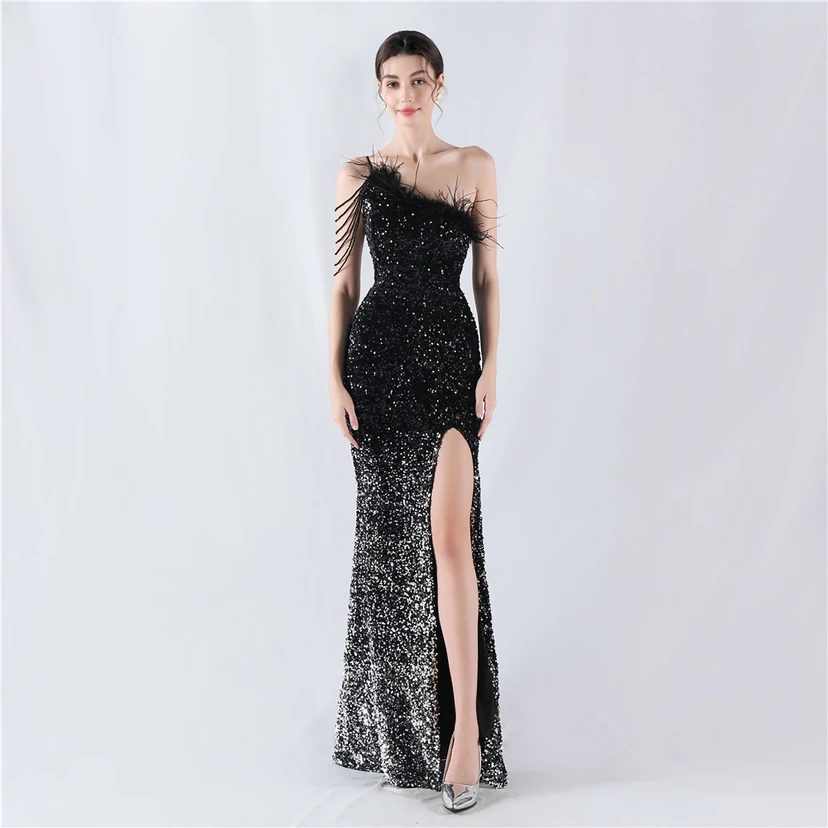 Robe de soirée longue à une épaule, ornée de plumes d'autruche, de perles et de sequins, avec col asymétrique et fente haute. view 21