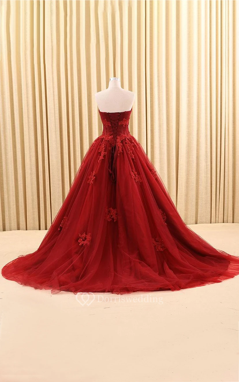 Vestido de gala largo hasta el suelo con escote corazón, apliques, cola larga, cremallera, corsé en la espalda y encaje de tul. view 4