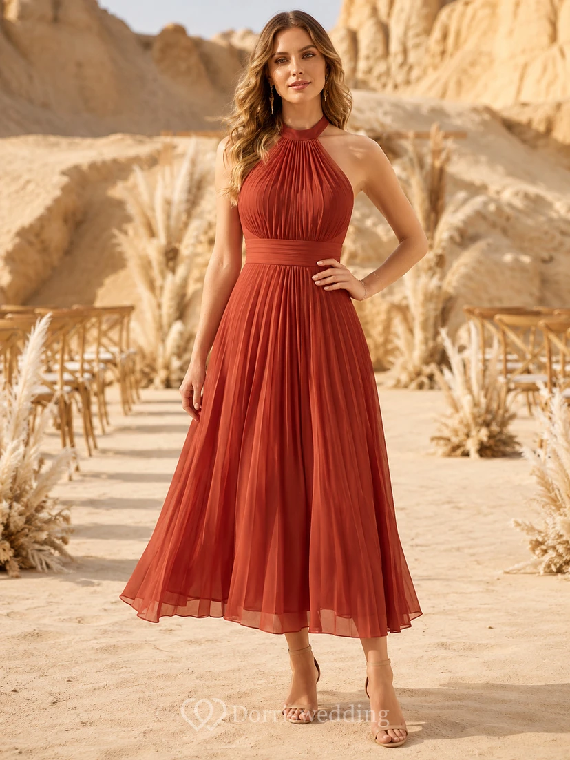 Vestido de fiesta de boda en el desierto color bermellón con escote halter, plisado, de gasa y corte en A.