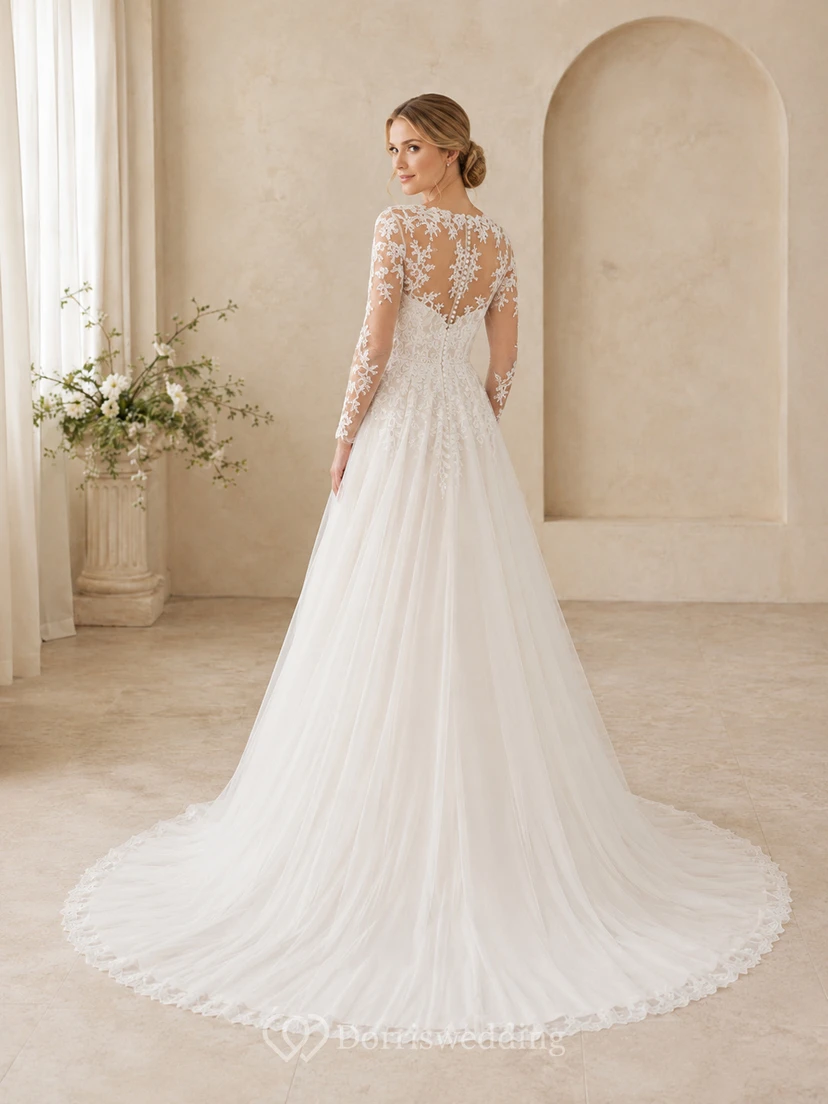 Robe de mariée en dentelle et tulle, coupe trapèze, col rond, manches longues et traîne chapelle. view 2