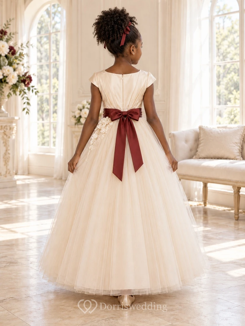 Robe de demoiselle d'honneur ivoire en tulle, coupe trapèze, manches courtes, corsage plissé, ceinture bordeaux et appliqués view 2