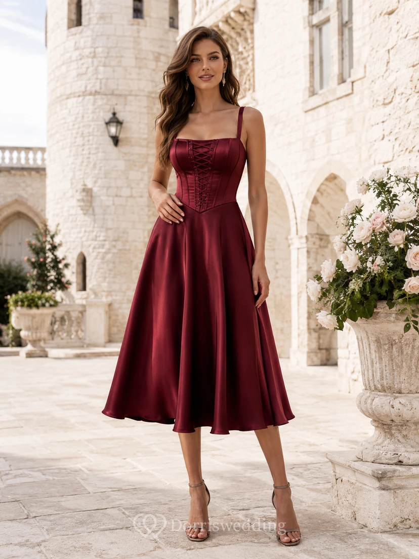 Vestido midi de satén burdeos con escote cuadrado y corte en A para invitada.