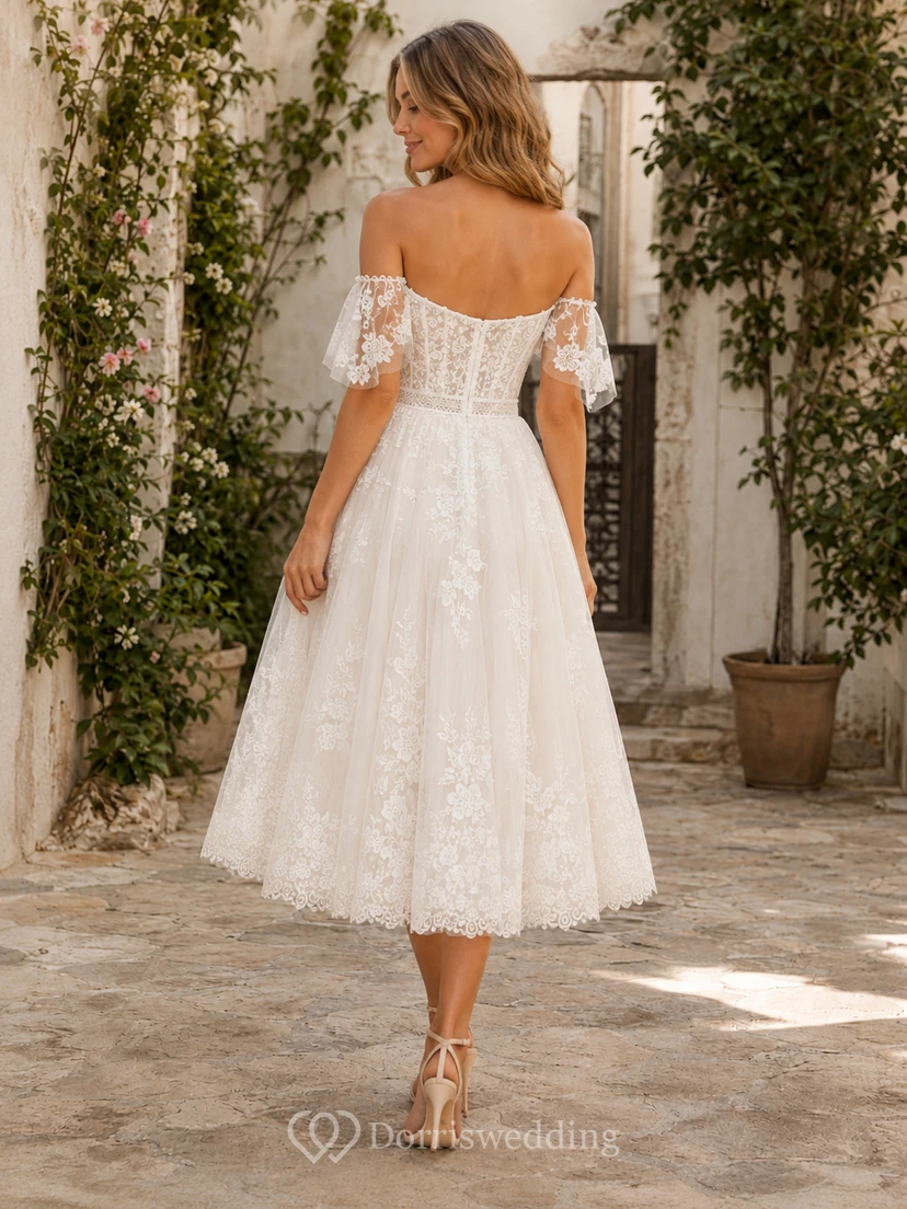 Vestido de novia bohemio de encaje con hombros descubiertos, largo hasta la rodilla, estilo campestre, para exteriores. view 2