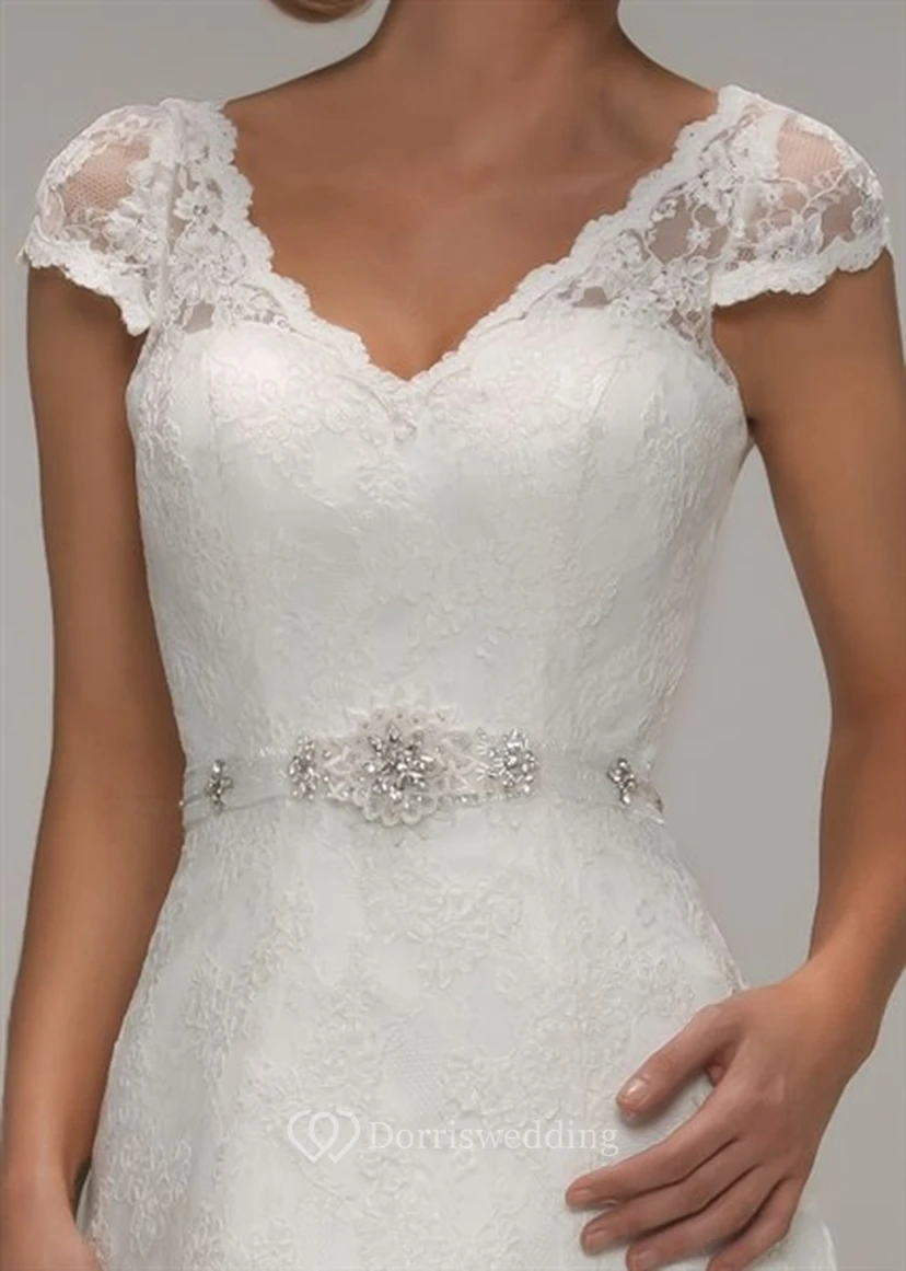 Vestido de novia de corte A con escote en V, mangas cortas, encaje con pedrería, apliques y espalda en V. view 3