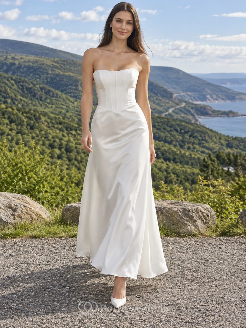 Schlichtes, trägerloses Brautkleid aus Satin mit abgesetztem Oberteil und drapiertem, knöchellangem Etuirock