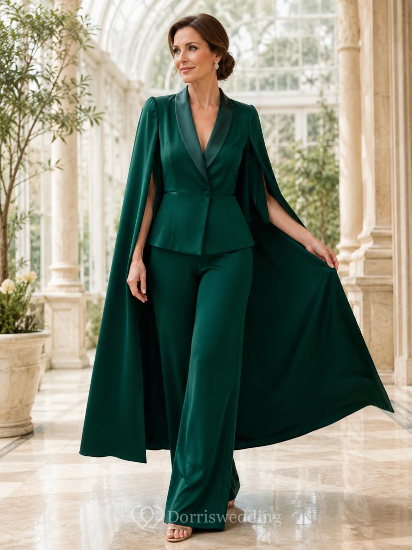 Dunkelgrüner, taillierter Satin-Hosenanzug mit Schalkragen, weitem Bein, langen, dramatischen Cape-Ärmeln und bodenlanger Hose – perfekt für die Mutter der Braut.