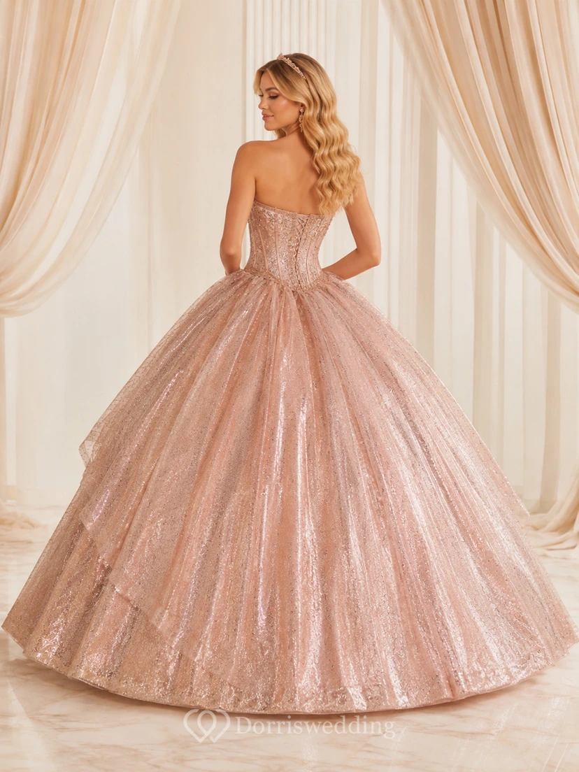 Robe de bal de princesse de quinceañera de luxe rose poudré, bustier cœur métallisé sculpté, luxueuse et sans bretelles, ornée d'un décolleté cœur. view 2