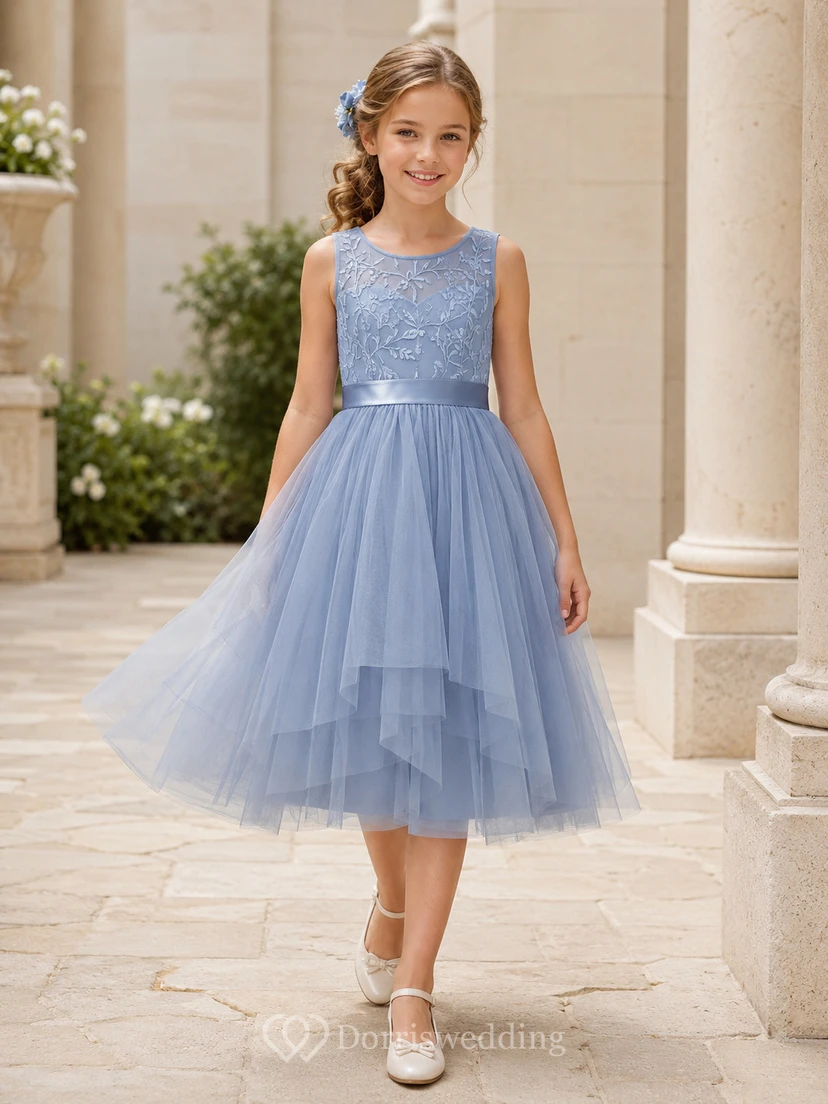 Blaues Tüll-Blumenmädchenkleid mit mehrlagiger Vorderseite