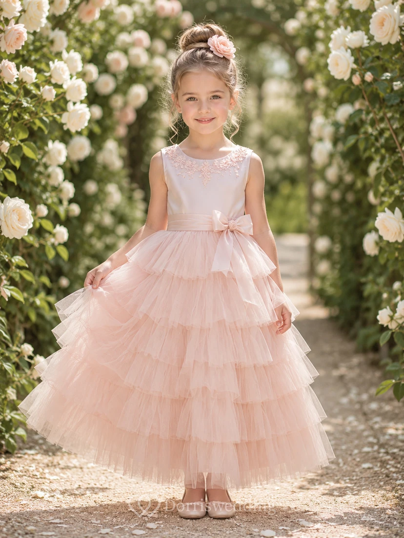 Vestido de niña de flores de tul con volantes, corte en A, cuello joya, falda a media pierna, detalle de lazo y volantes.