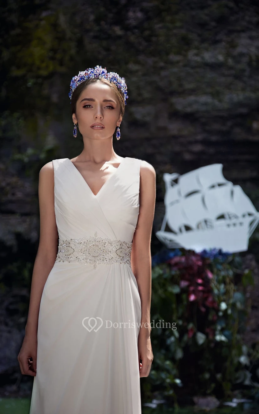 Langes, ärmelloses Chiffonkleid in A-Linie mit V-Ausschnitt, Reißverschluss, Perlenstickerei und Raffungen view 2
