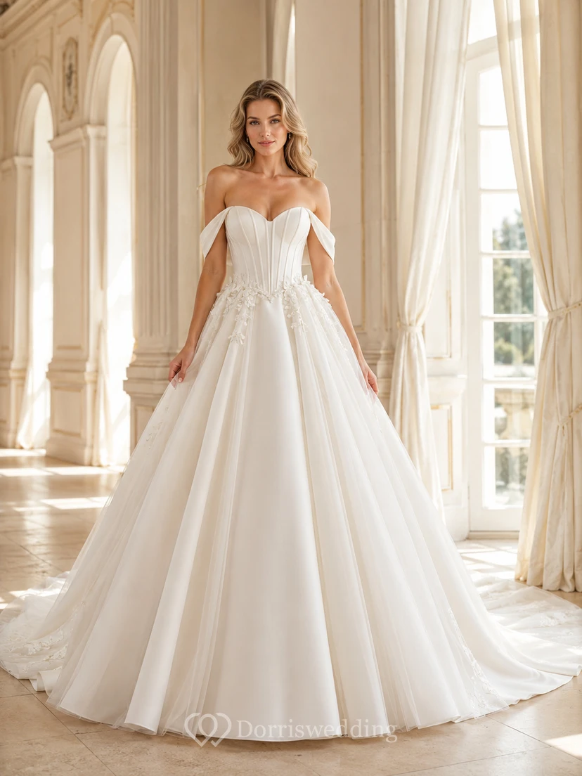 Robe de bal en satin plissé à épaules dénudées et manches courtes, avec traîne chapelle et structure luxueuse.