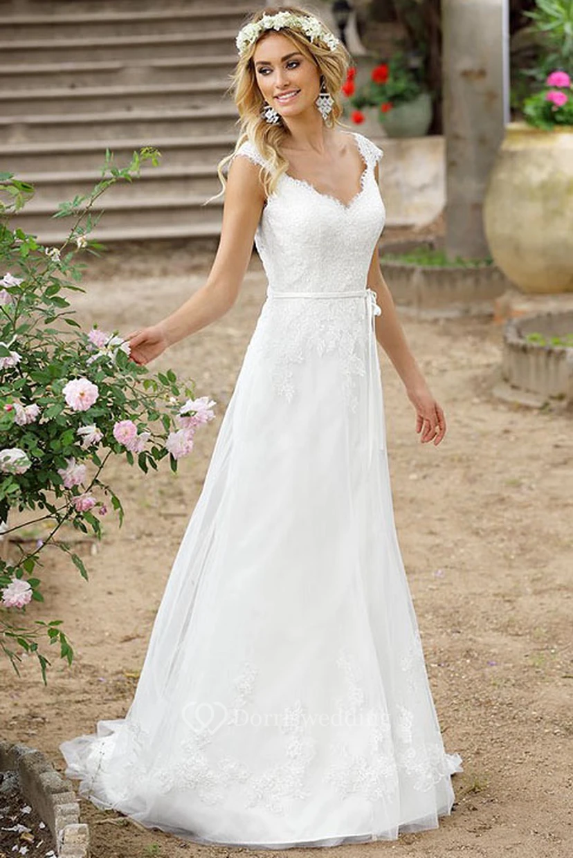 Robe de mariée simple en dentelle à manches courtes et col en V, coupe trapèze, avec effet illusion.
