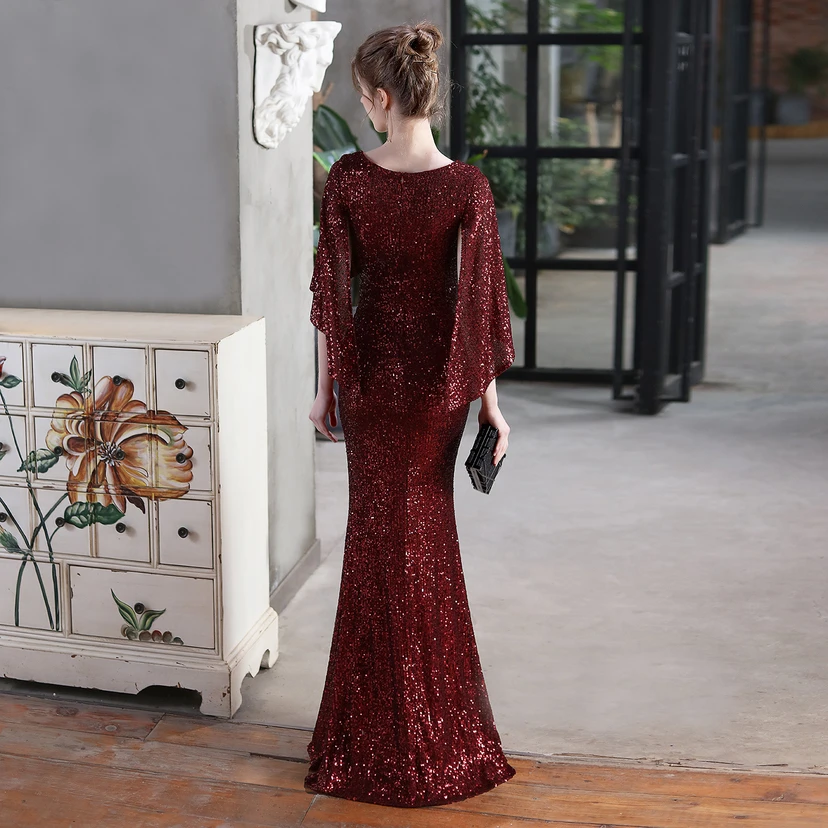 Robe de soirée élégante à paillettes, style sirène, ailes d'ange, idéale pour un banquet ou une réunion. Mannequin automobile. Robe de soirée d'été. view 47