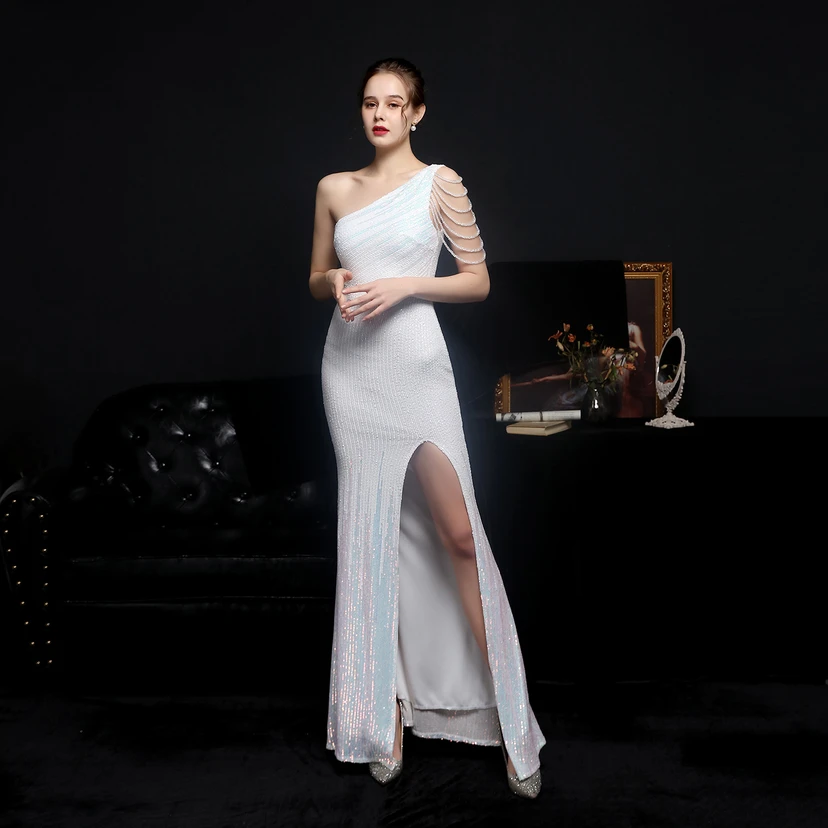 Robe de soirée longue et moulante à sequins colorés, confectionnée avec soin, idéale pour une célébrité ou une fête. Robe de mariée sexy et cintrée, confectionnée avec des paillettes colorées et lourdes. Robe de mariée longue et moulante, parfaite pour une occasion spéciale. view 22